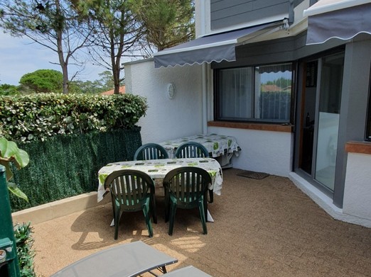 Terrasse appartement clôturée et fermée par portail sécurisé