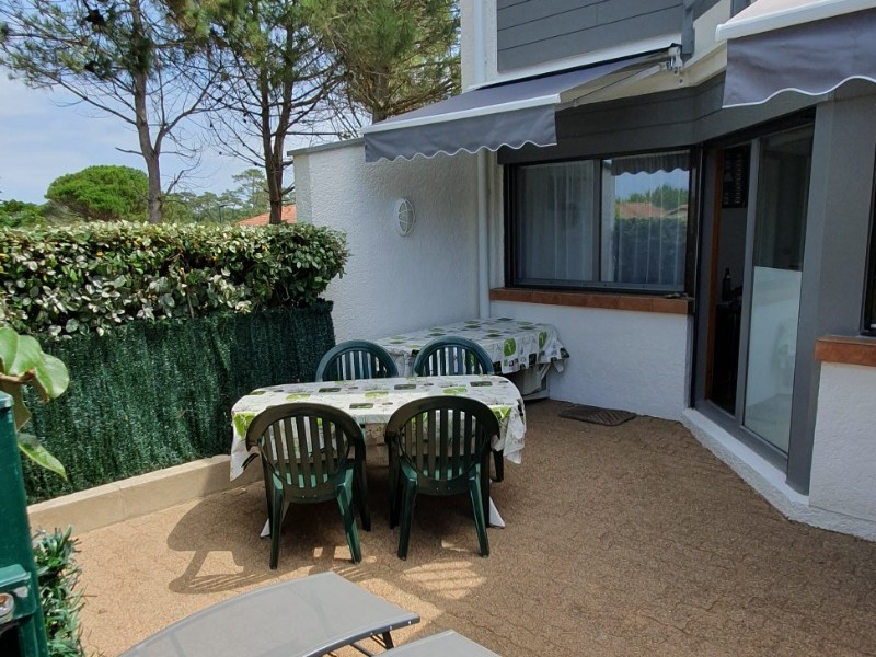 Terrasse appartement clôturée et fermée par portail sécurisé