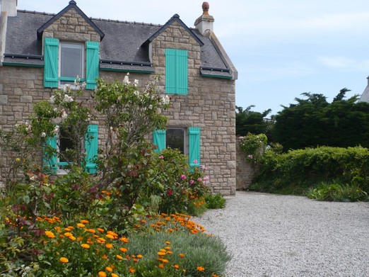 Maison en pierre facade ouest avec 2 places de parking