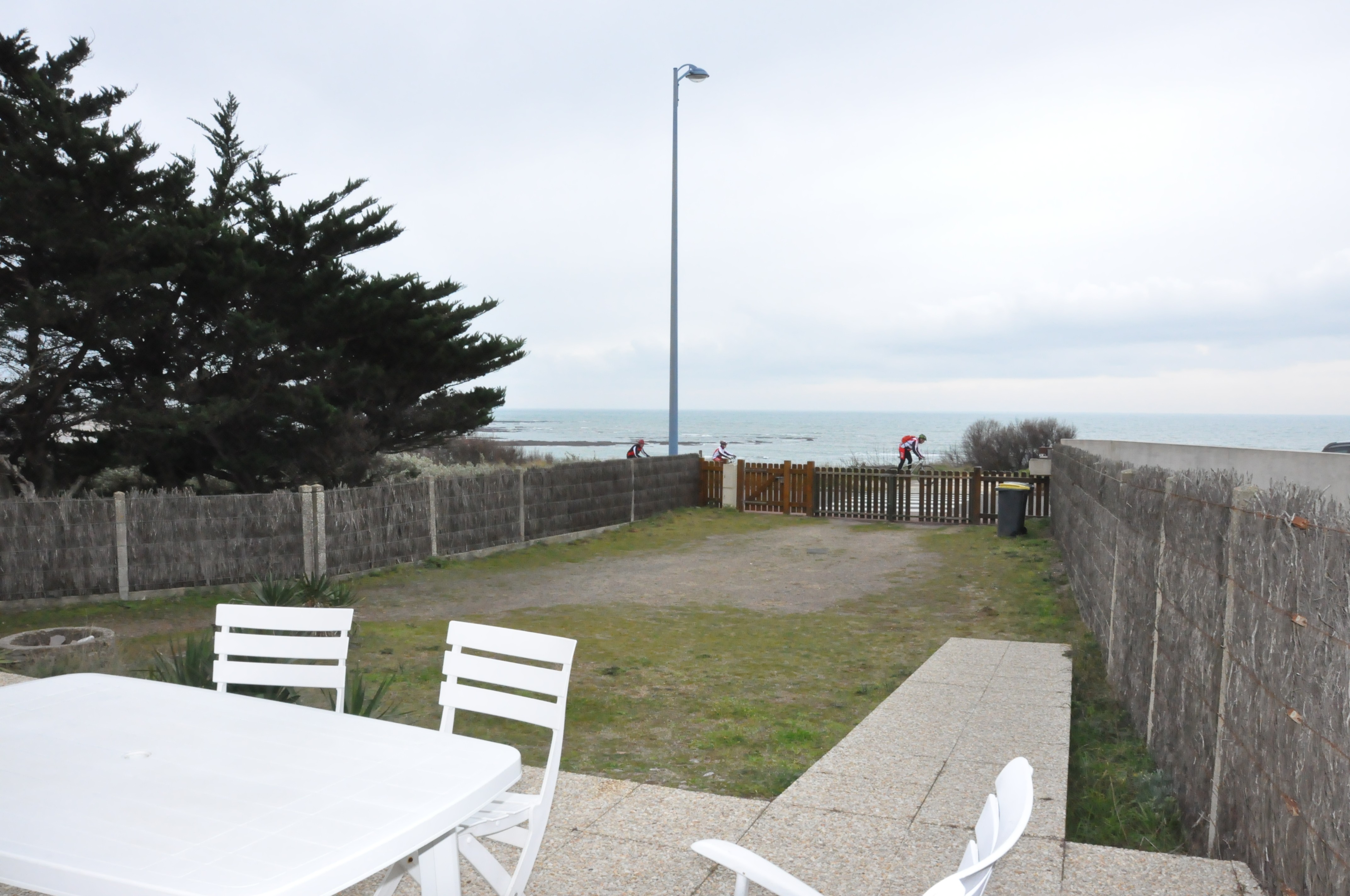 Terrasse et cour fermée face à la mer