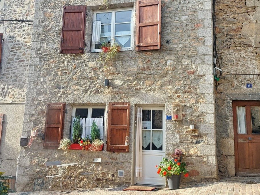 Façade typique de la maison de village, gîte charmant situé en rue piétonne à Chaudes-Aigues