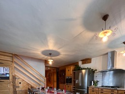 Cuisine ouverte sur la salle à manger, entièrement équipée pour vos repas.