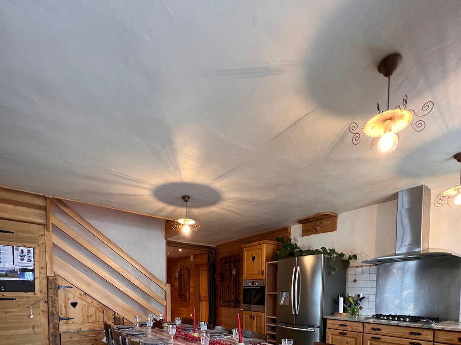 Cuisine ouverte sur la salle à manger, entièrement équipée pour vos repas.