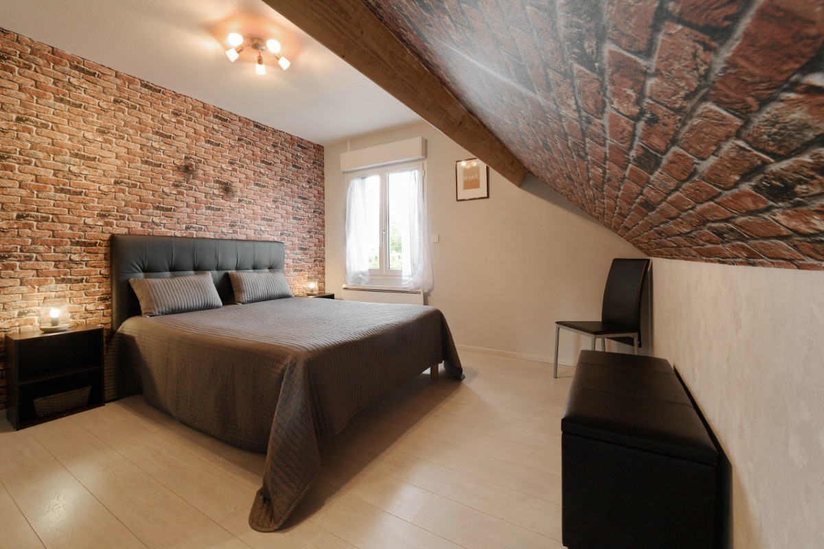 La chambre brique à l'étage