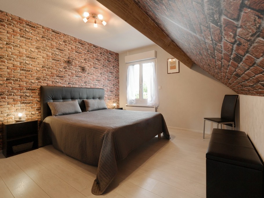 La chambre brique à l'étage