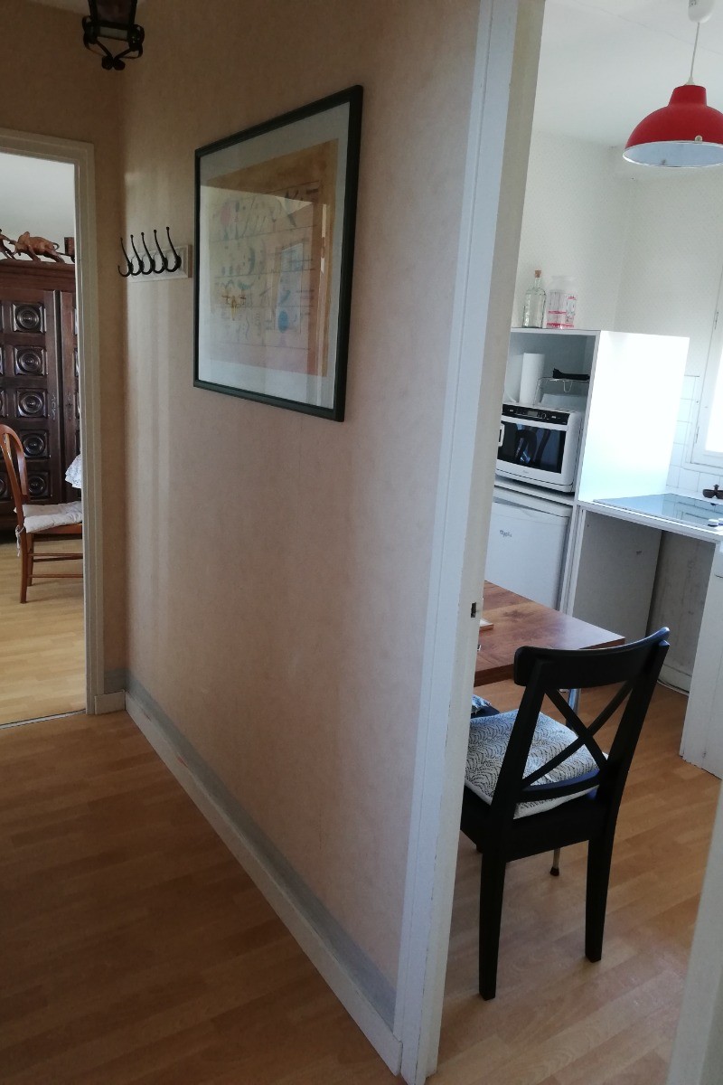 Entrée avec portes vers  cuisine, pièce de vie, WC et chambre