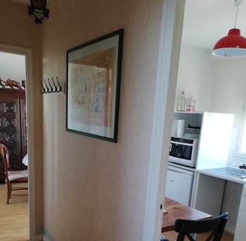 Entrée avec portes vers  cuisine, pièce de vie, WC et chambre