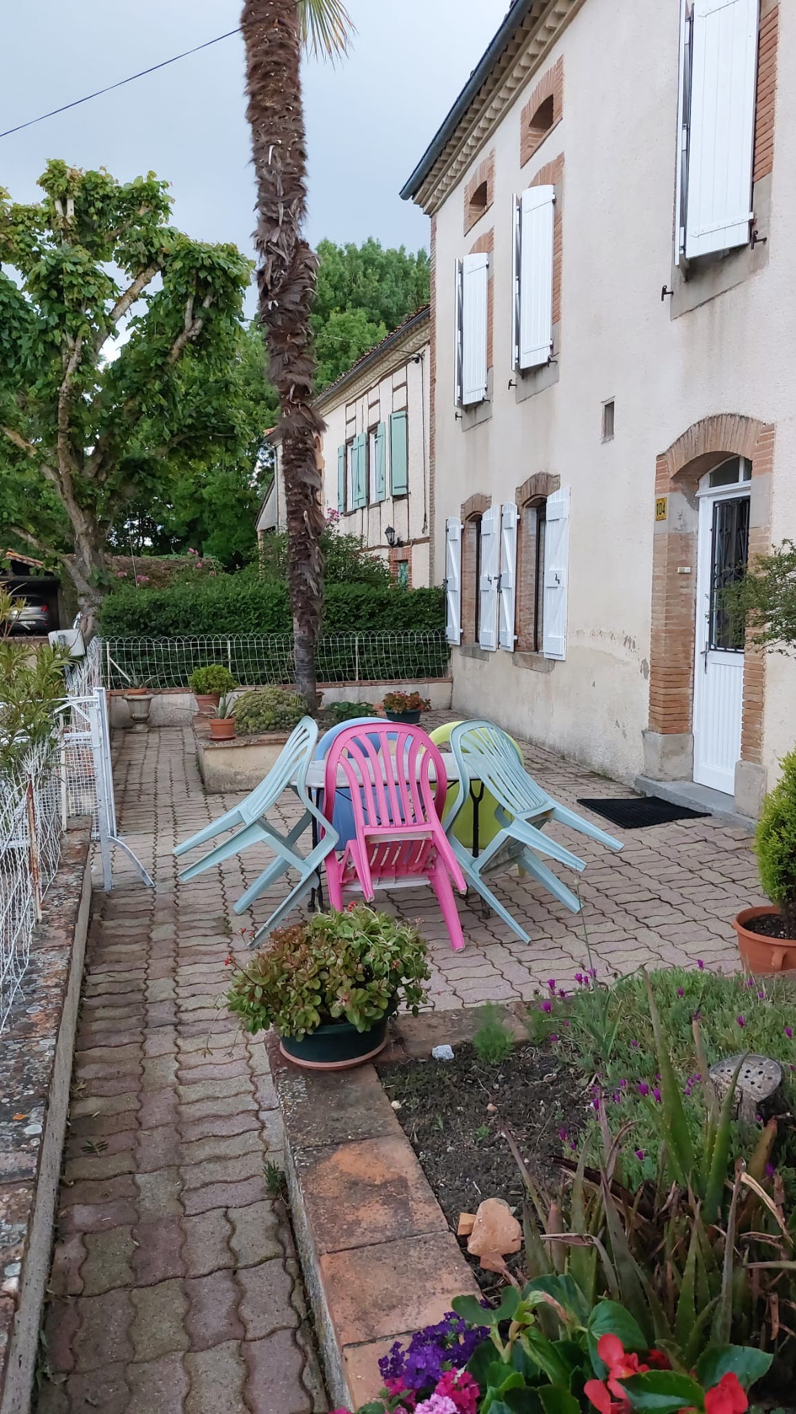Cour extérieure et salon de jardin
