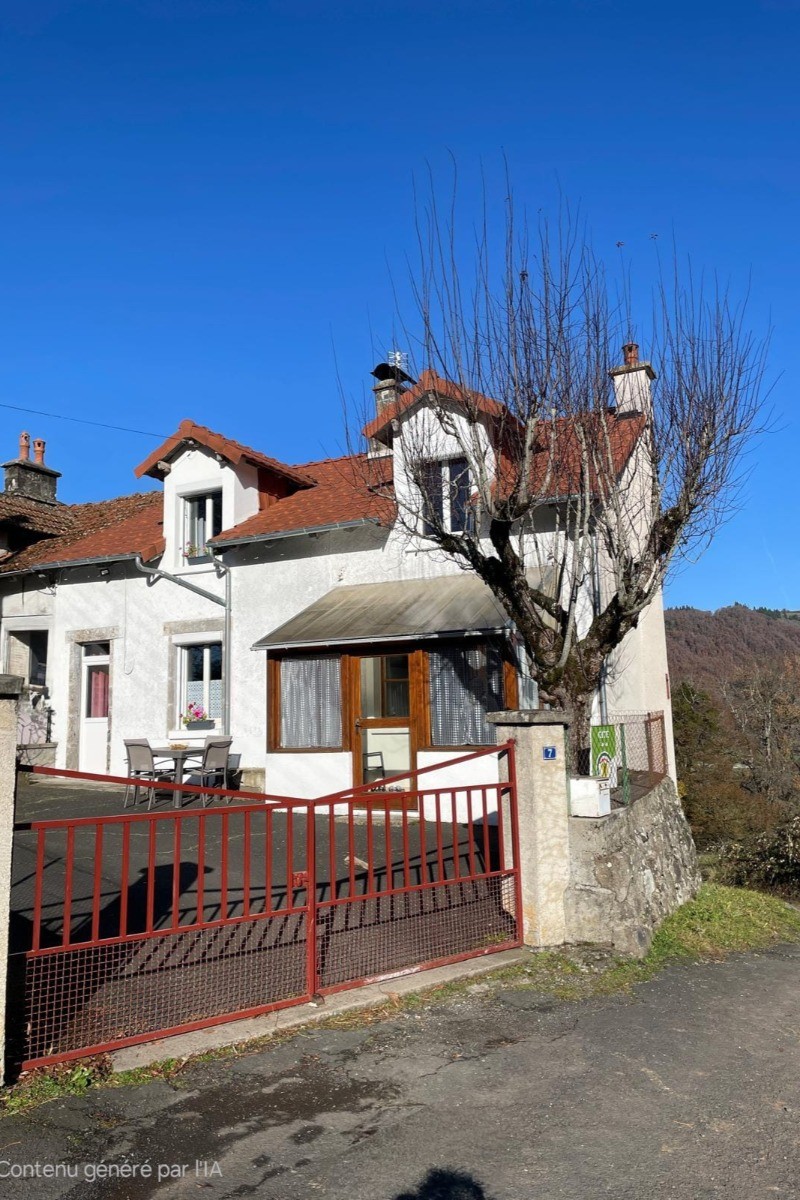 Façade du gîte avec cour entièrement clôturée, idéale pour le stationnement ou la sécurité des enfants et des animaux