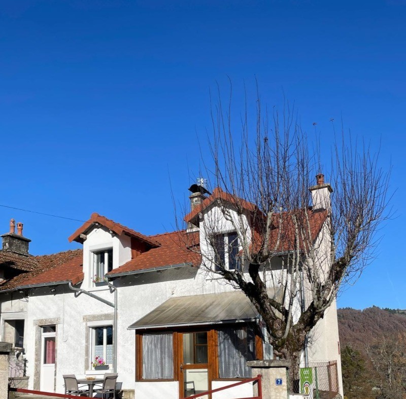 Façade du gîte avec cour entièrement clôturée, idéale pour le stationnement ou la sécurité des enfants et des animaux