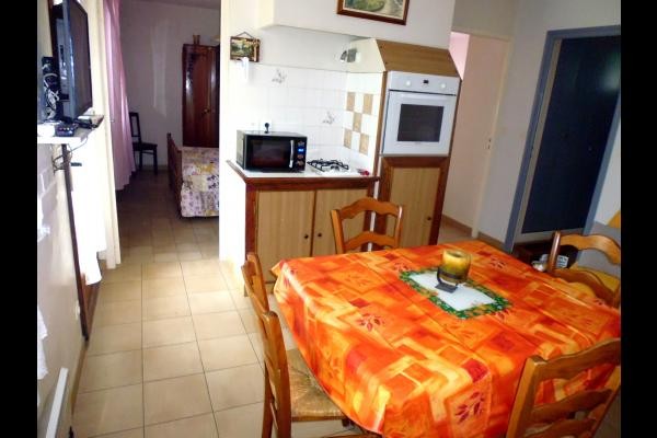 cuisine équipée, pièce à vivre