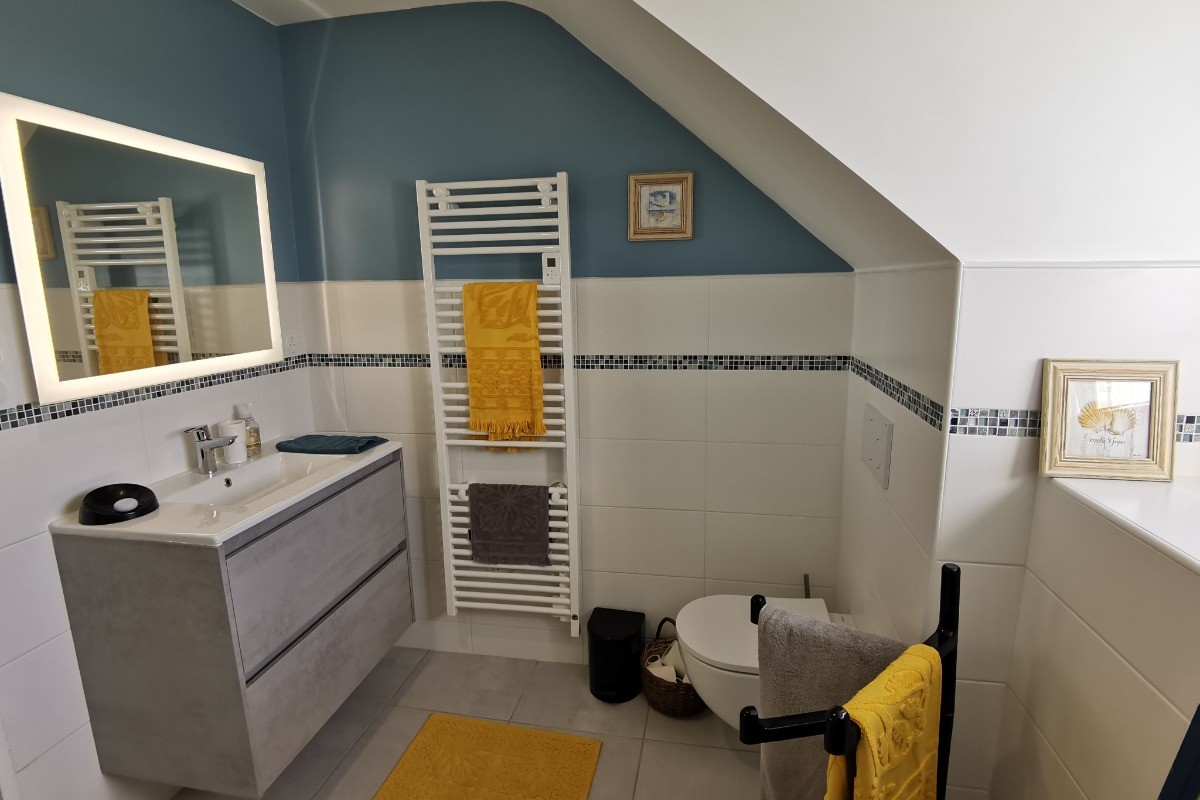 Salle d'eau avec WC à l'étage