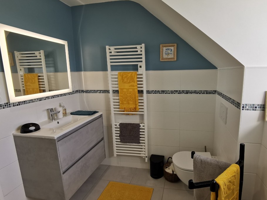 Salle d'eau avec WC à l'étage