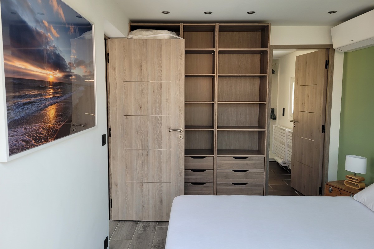 Chambre RDC avec dressing et clim et SDE privative