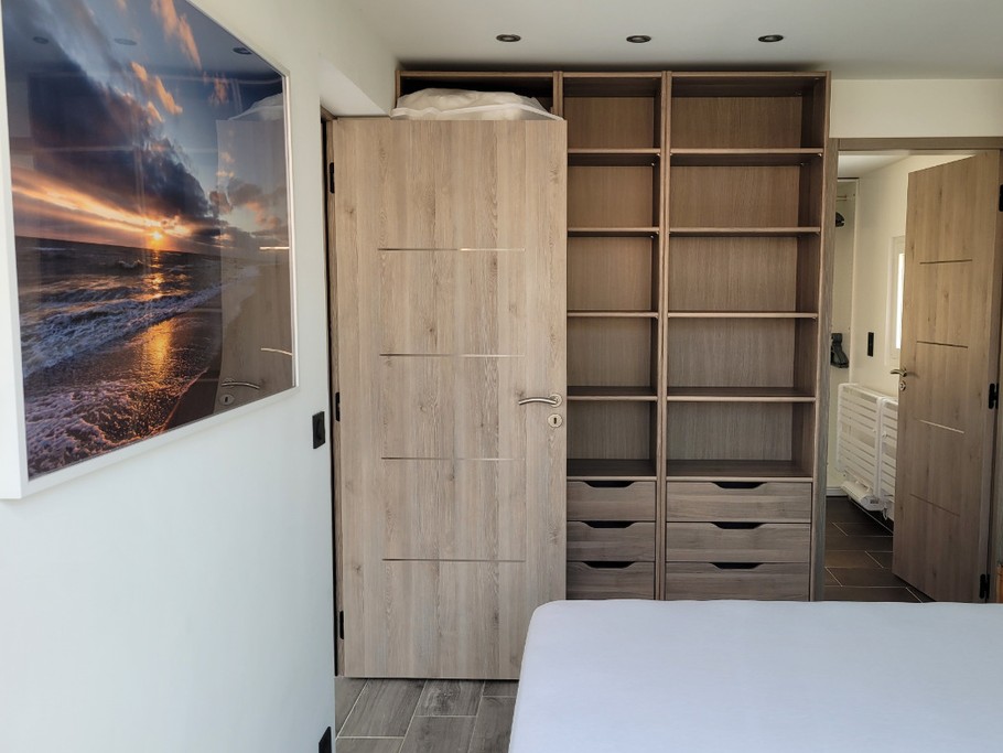 Chambre RDC avec dressing et clim et SDE privative