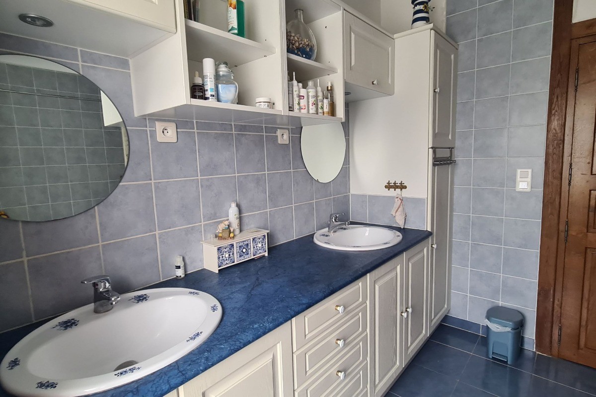 Grande salle de bain avec douche, Chambres d'hôtes La Maison aux Roses près du Futuroscope, La Vallée des Singes, à Valence de Poitou en Vienne