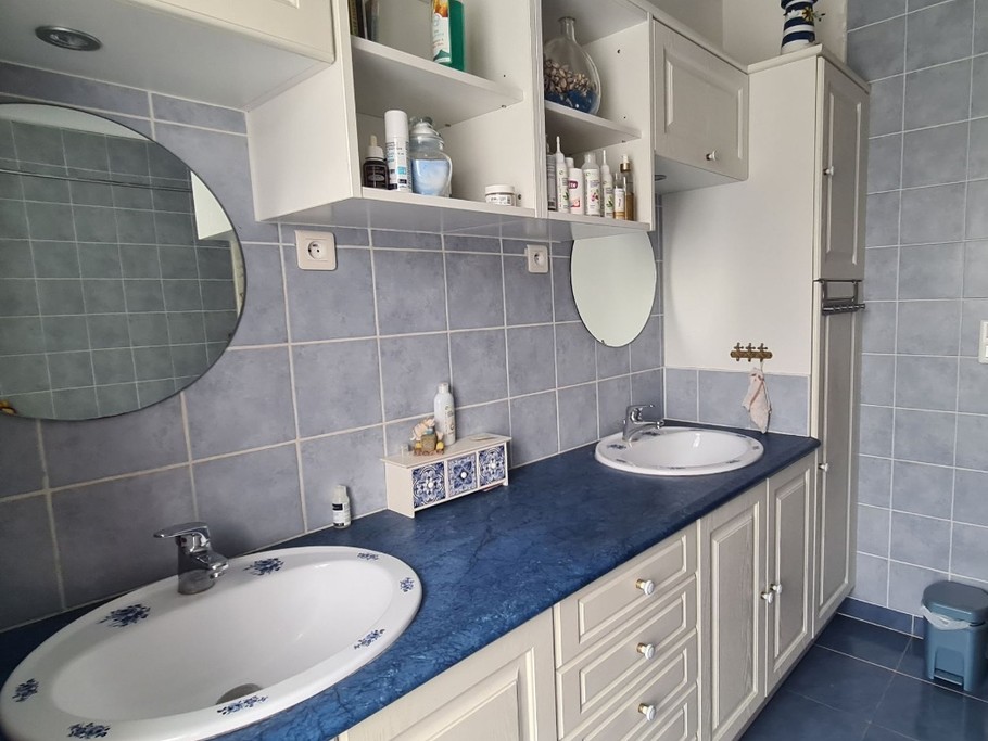 Grande salle de bain avec douche, Chambres d'hôtes La Maison aux Roses près du Futuroscope, La Vallée des Singes, à Valence de Poitou en Vienne