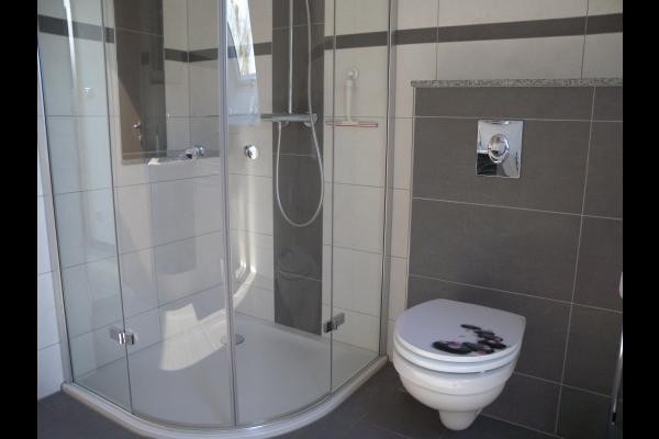 Salle d'eau avec douche et toilettes étage