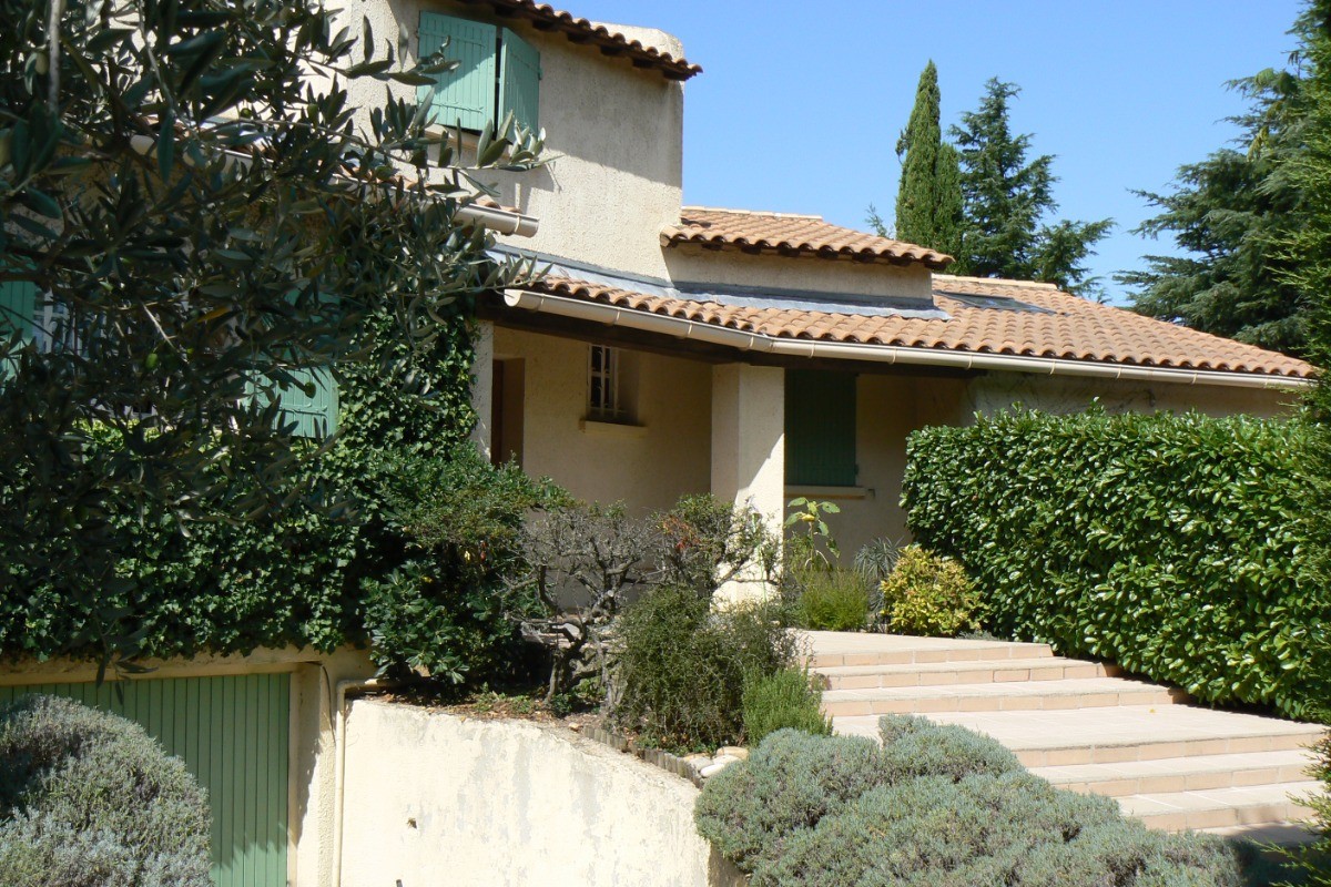 Perron-entrée  maison d'habitation - et accès au gîte