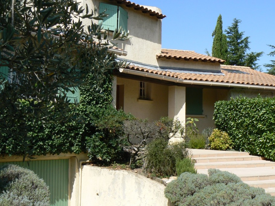 Perron-entrée  maison d'habitation - et accès au gîte