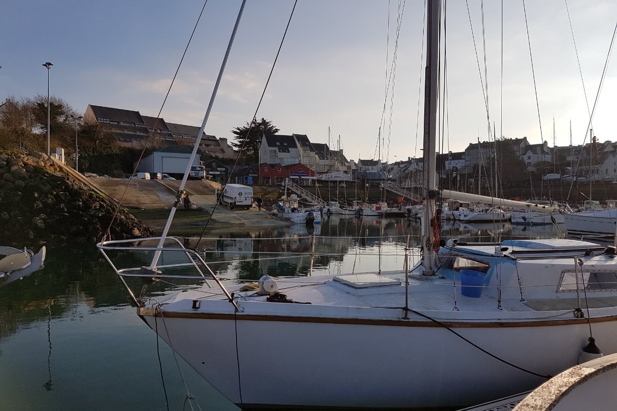 EN ARRIERE PLAN, LA RESIDENCE "LES VIKINGS"