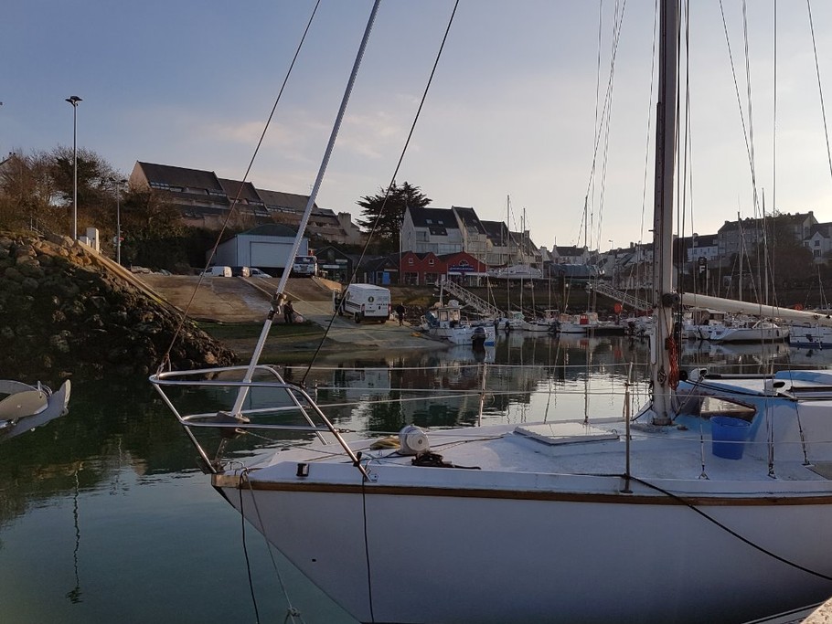 EN ARRIERE PLAN, LA RESIDENCE "LES VIKINGS"