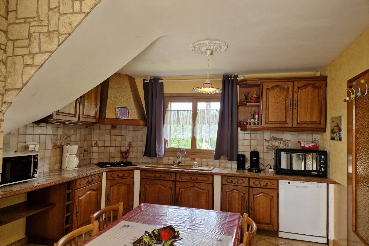 Cuisine ouverte sur la salle à manger - Gîte des 4 vents à Girmont - Val d'Ajol dans les Vosges