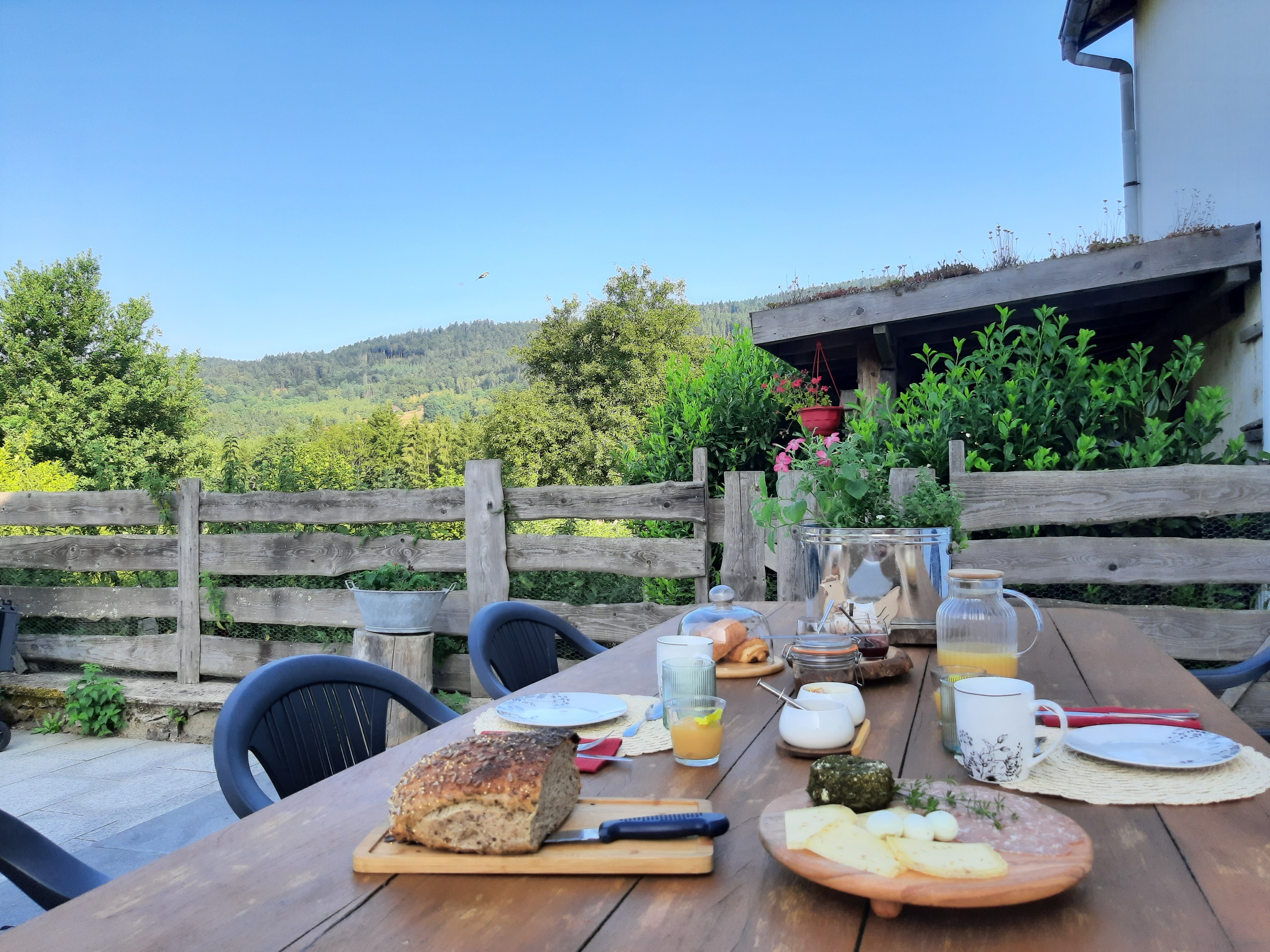 Petit déjeuner en terrasse.