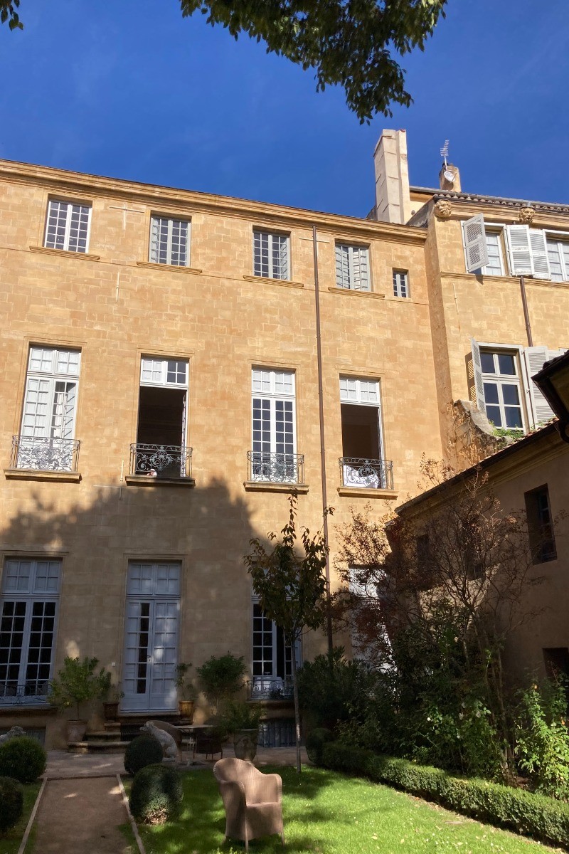 Crédit J Sergent - vue sur l'hôtel d'Arlatan du jardin (les 3 fenêtres à droite au premier étage)