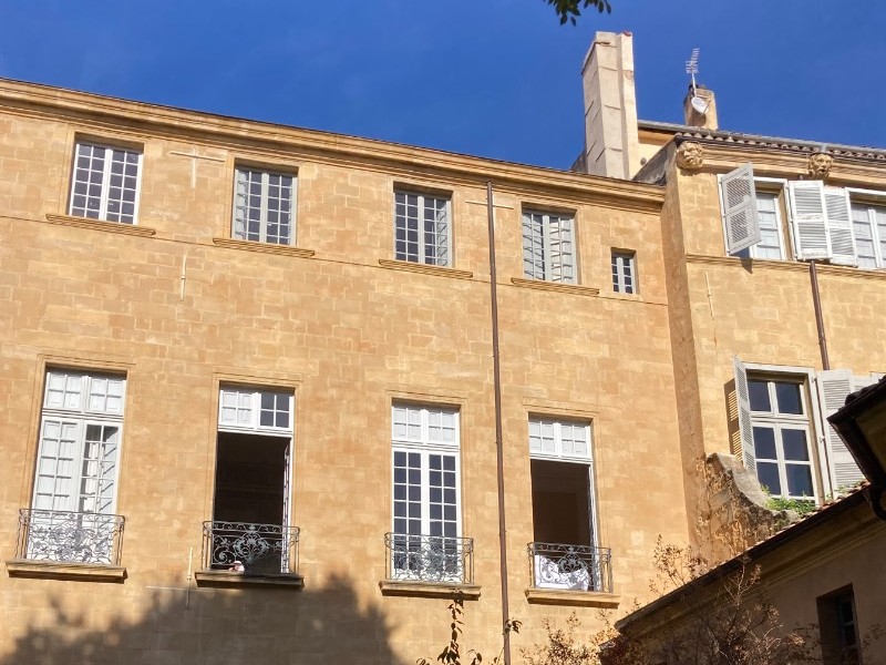 Crédit J Sergent - vue sur l'hôtel d'Arlatan du jardin (les 3 fenêtres à droite au premier étage)