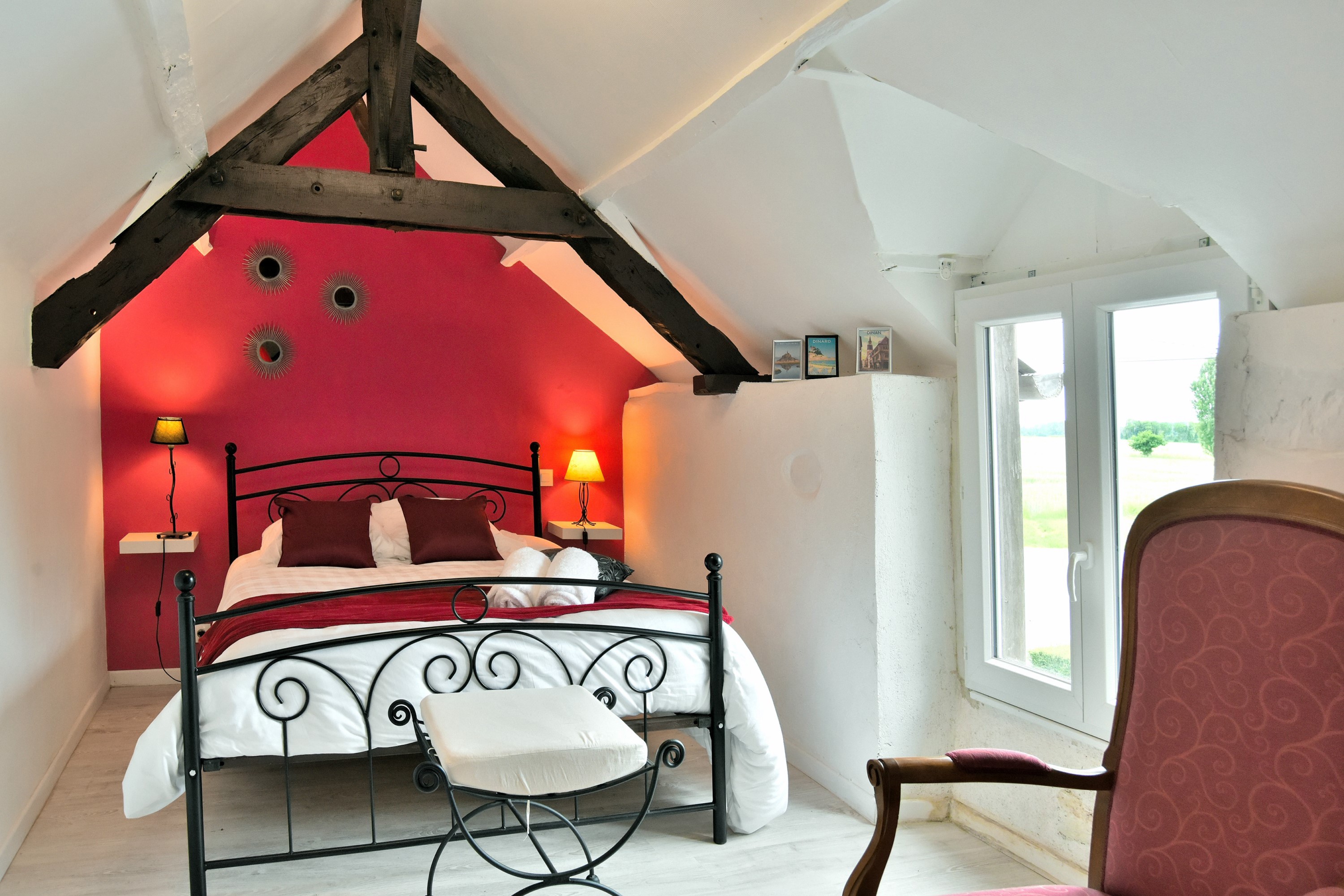 Chambre "Framboise" pour 2 personnes (lit 140x190 cm). Très charmante et spacieuse chambre mansardée avec coin lavabo.