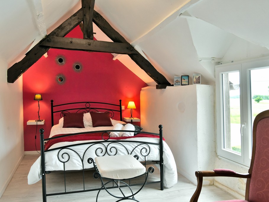 Chambre "Framboise" pour 2 personnes (lit 140x190 cm). Très charmante et spacieuse chambre mansardée avec coin lavabo.