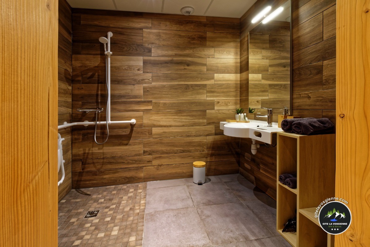 Salle d'eau attenante, chambre RDC - Gite PRIVATIF La Vosgienne SPA&SAUNA proche Gérardmer
