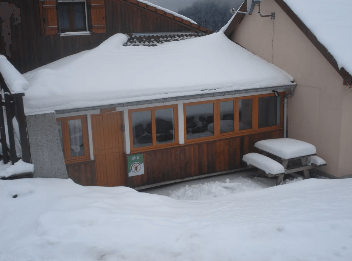 Hiver - Gîte Le Saut du Cerf à Gérardmer, vue lac, proche pistes de ski, terrasse