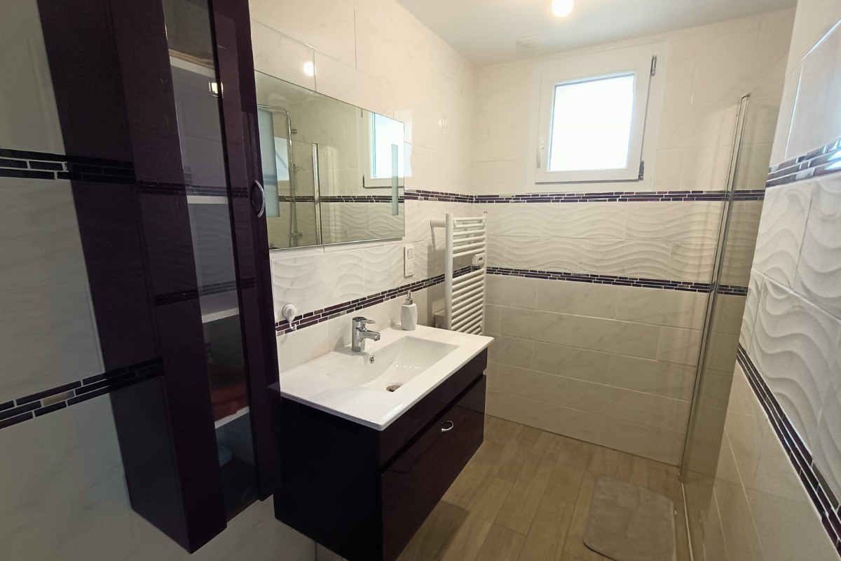 Salle d'eau au rez-de-chaussée