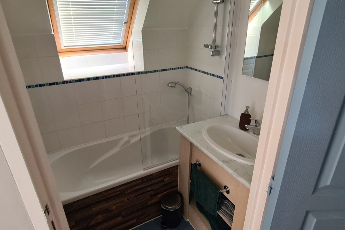 A l'étage une salle de bain