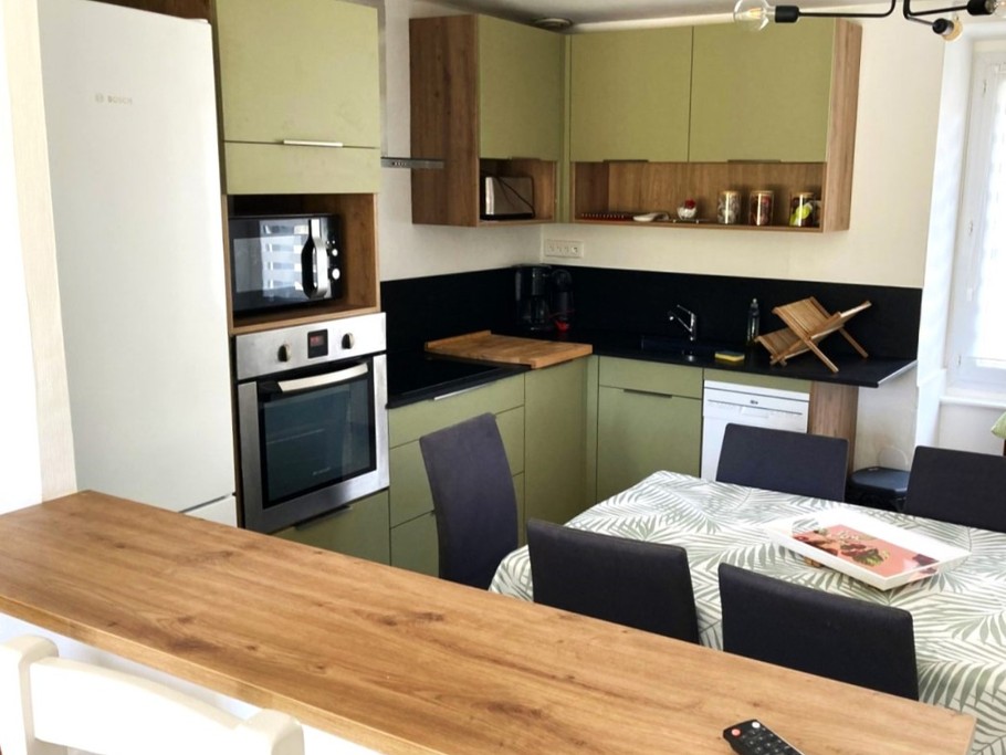 Cuisine neuve et très bien équipée pour la préparation de repas pour 8 personnes. 1ère table, et une 2nde table dans la partie séjour pour 8 personnes.