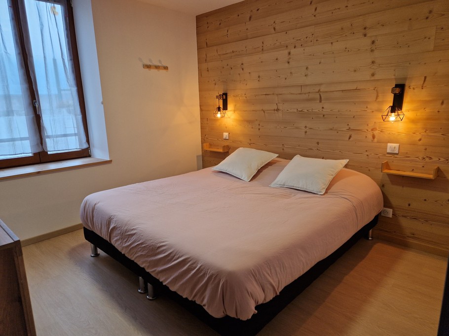 Chambre 1, suite parentale et sa salle d'eau attenante - Chez Bubu : L’école