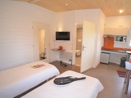 Chaque chalet 6/8 personnes dispose d’une partie studio ayant la possibilité d'être indépendant avec un coin cuisine, une salle d'eau adaptée à l’accueil des PMR et un accès mitoyen au chalet 4 personnes.