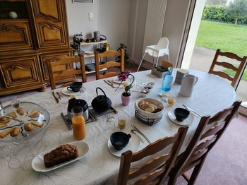 Petit déjeuner préparé et servis par Céline la propriétaire