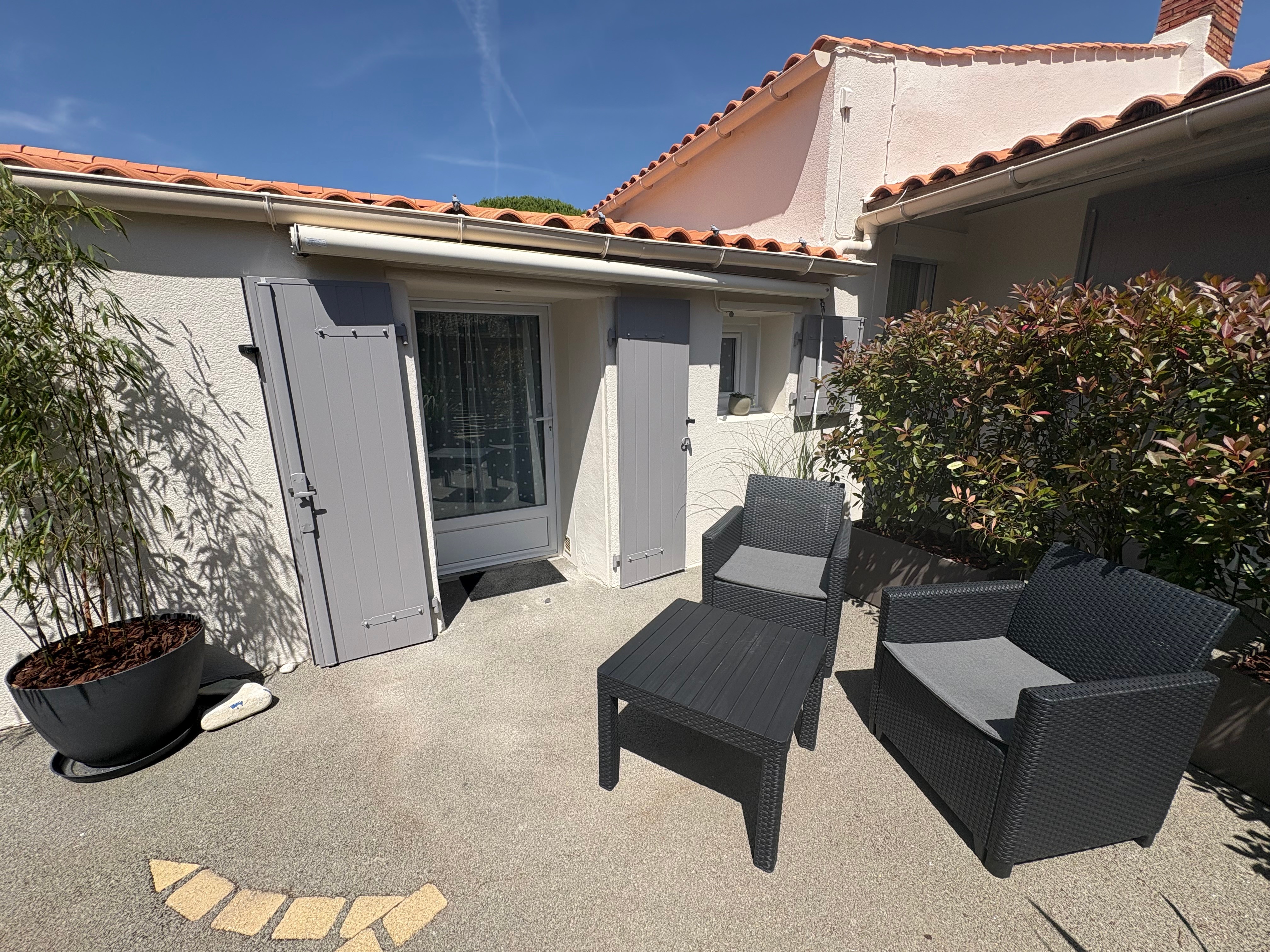Cour ave mobilier de jardin