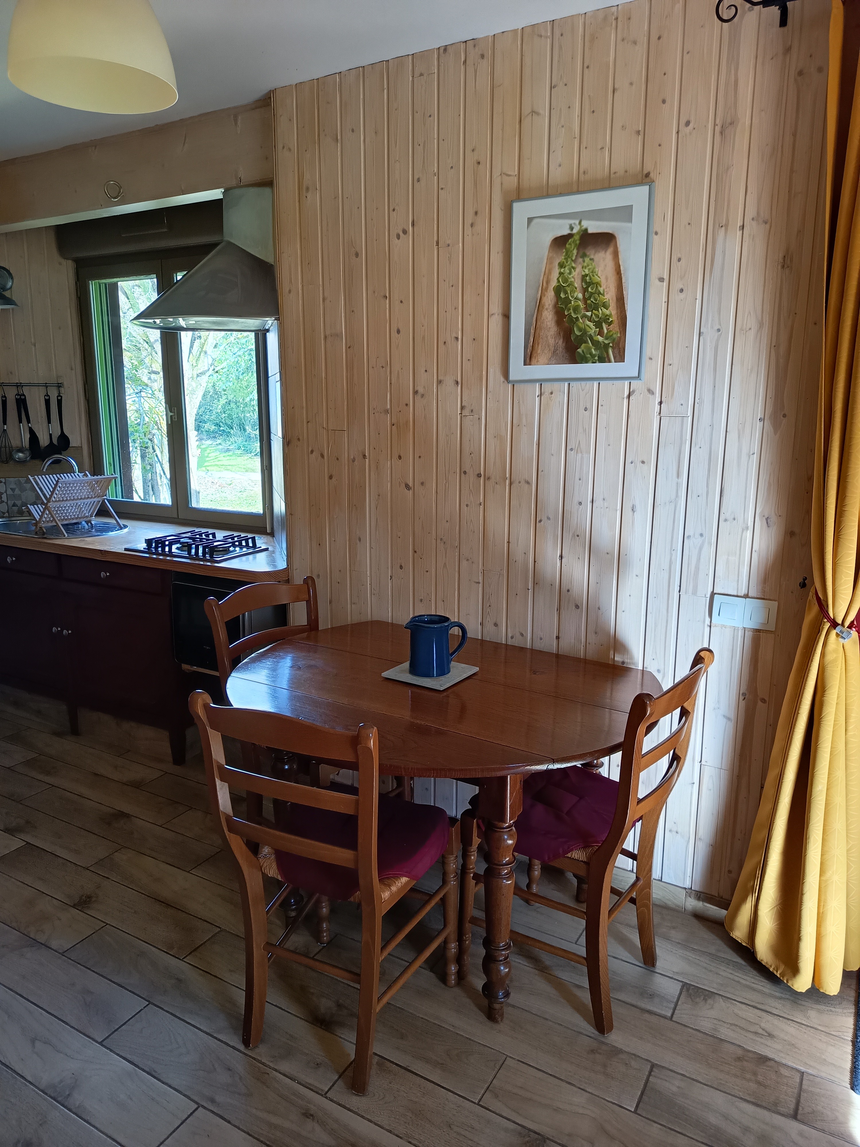 Dining area, flexible table