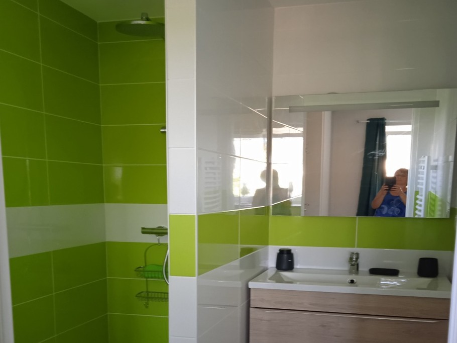 Salle de douche et wc séparés et privés Chambre EMMERAUDE