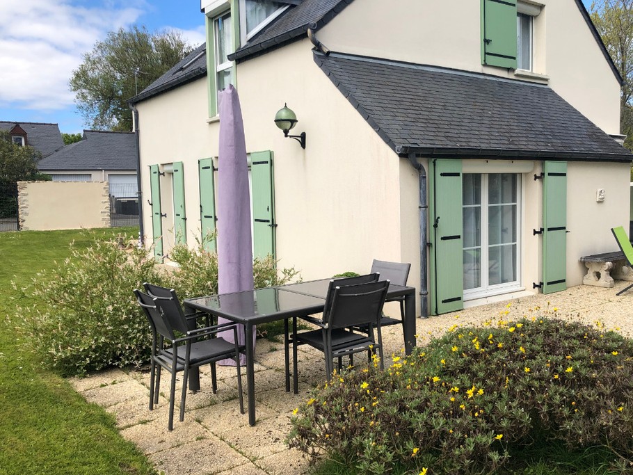 salon de jardin et barbecue