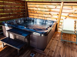 Spa privé sur la terrasse du gîte - Appartement Le Cerf