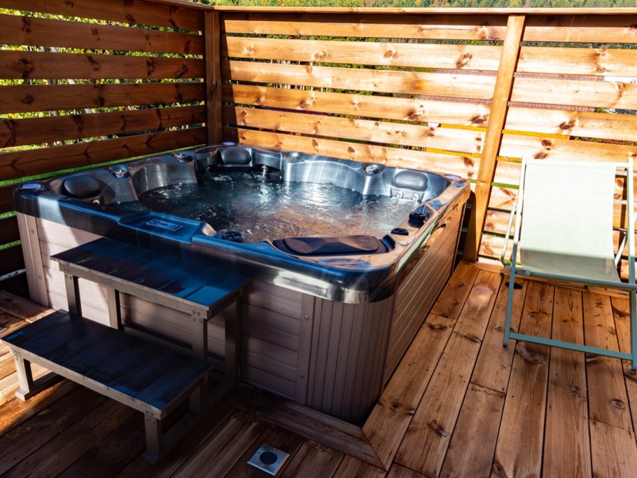 Spa privé sur la terrasse du gîte - Appartement Le Cerf