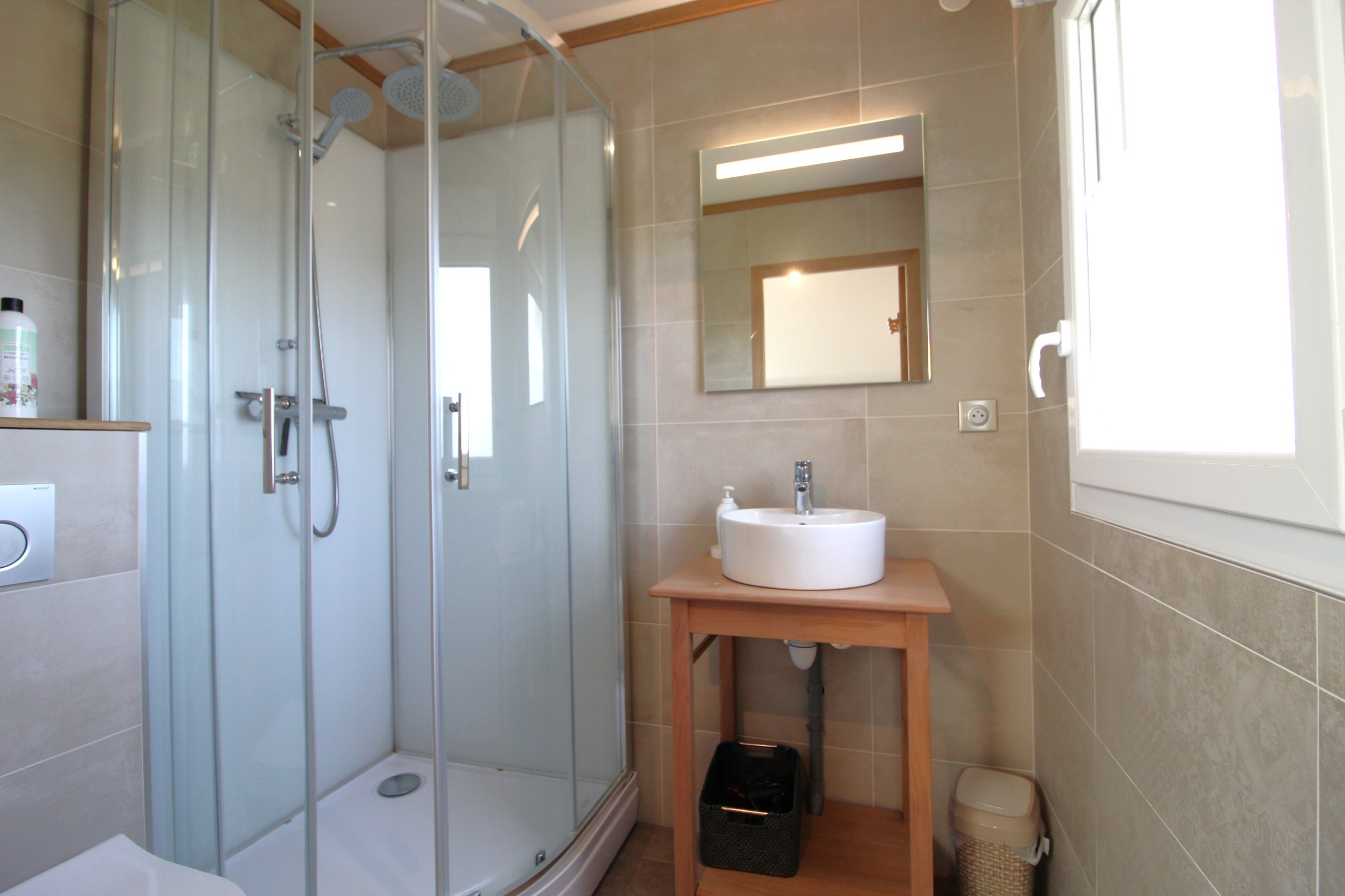 Salle d'eau attenante chambre - Gîte de groupe Le Clos du Sapin Bleu à Saint-Dié-des-Vosges, Nature&Convivialité