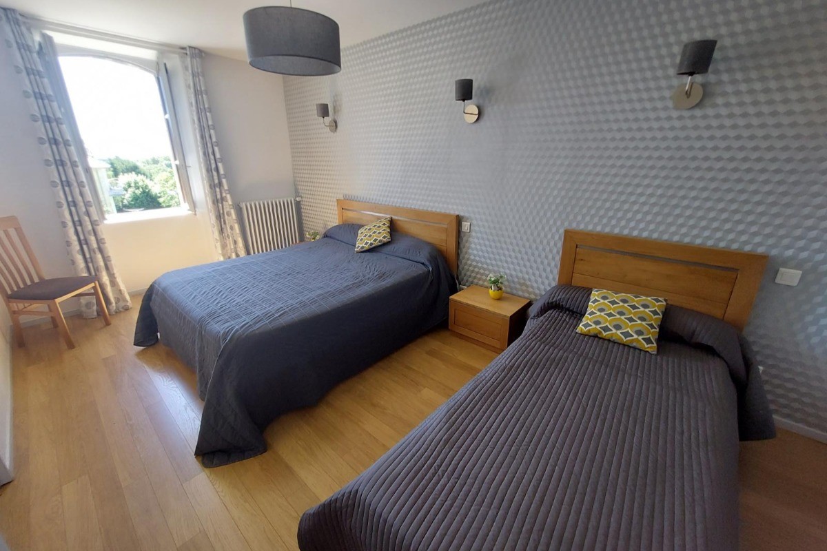 Chambre familiale GITE LA CHARTROULLE 19 CORREZE CLEVACANCES