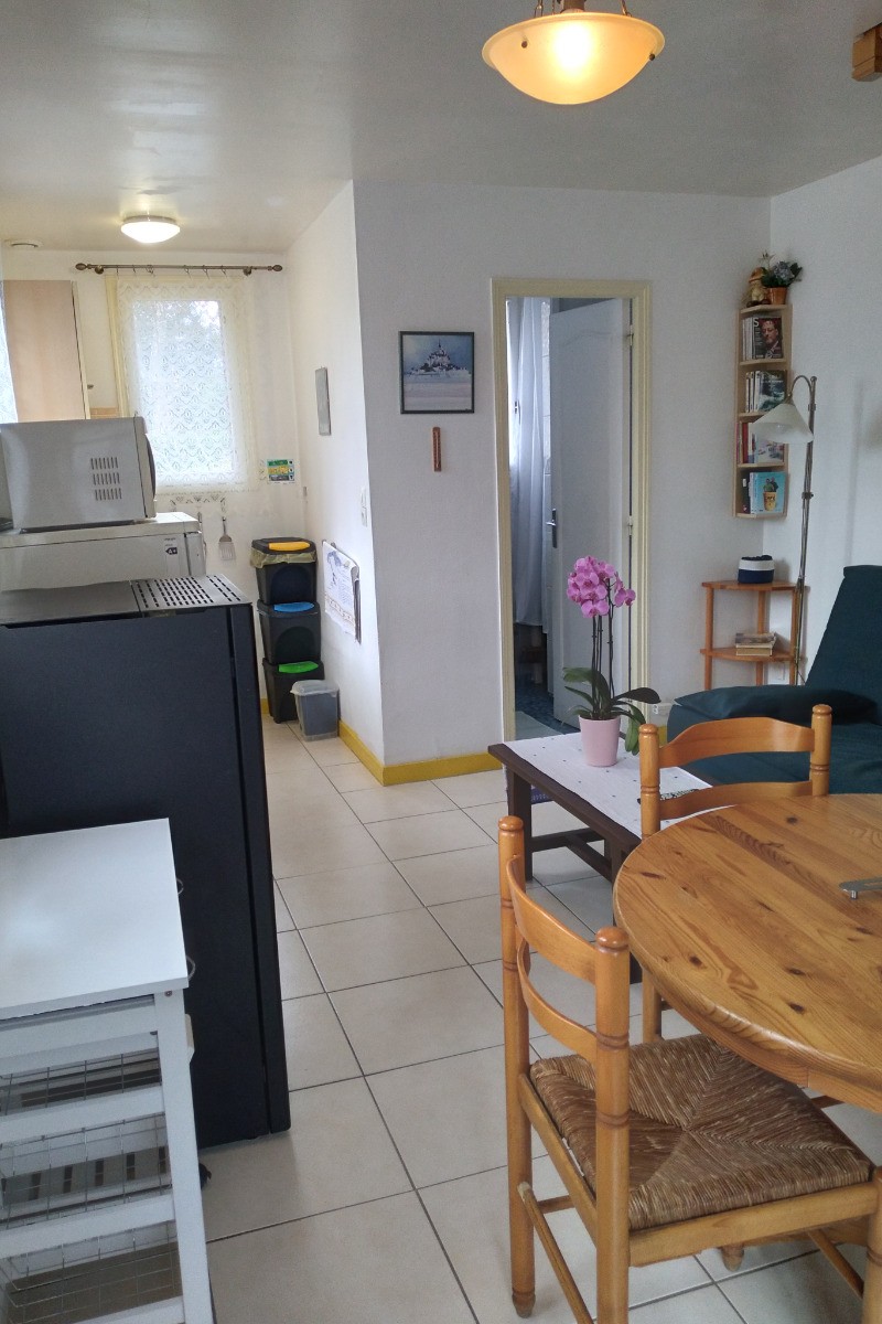 Pièce de vie en rez-de-jardin avec coins séjour, coin cuisine