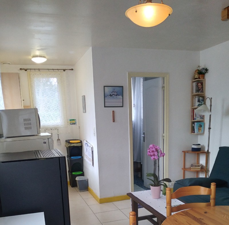 Pièce de vie en rez-de-jardin avec coins séjour, coin cuisine